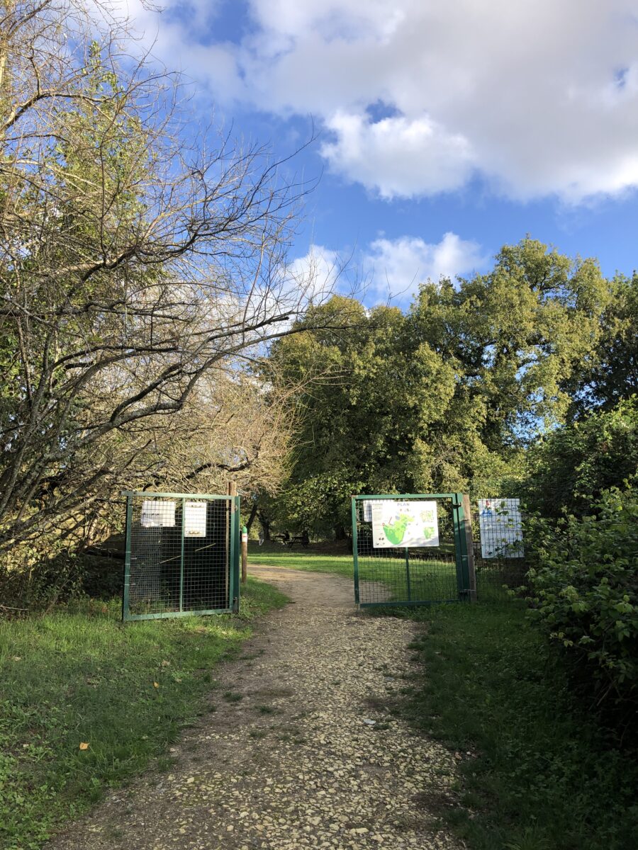 Le portail entre la ferme des Iris et le parc de l'Ermitage