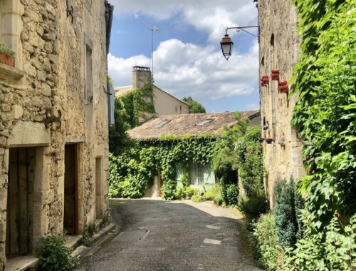 Castelmoron d'Albret : visiter le plus petit village de France avec un chien
