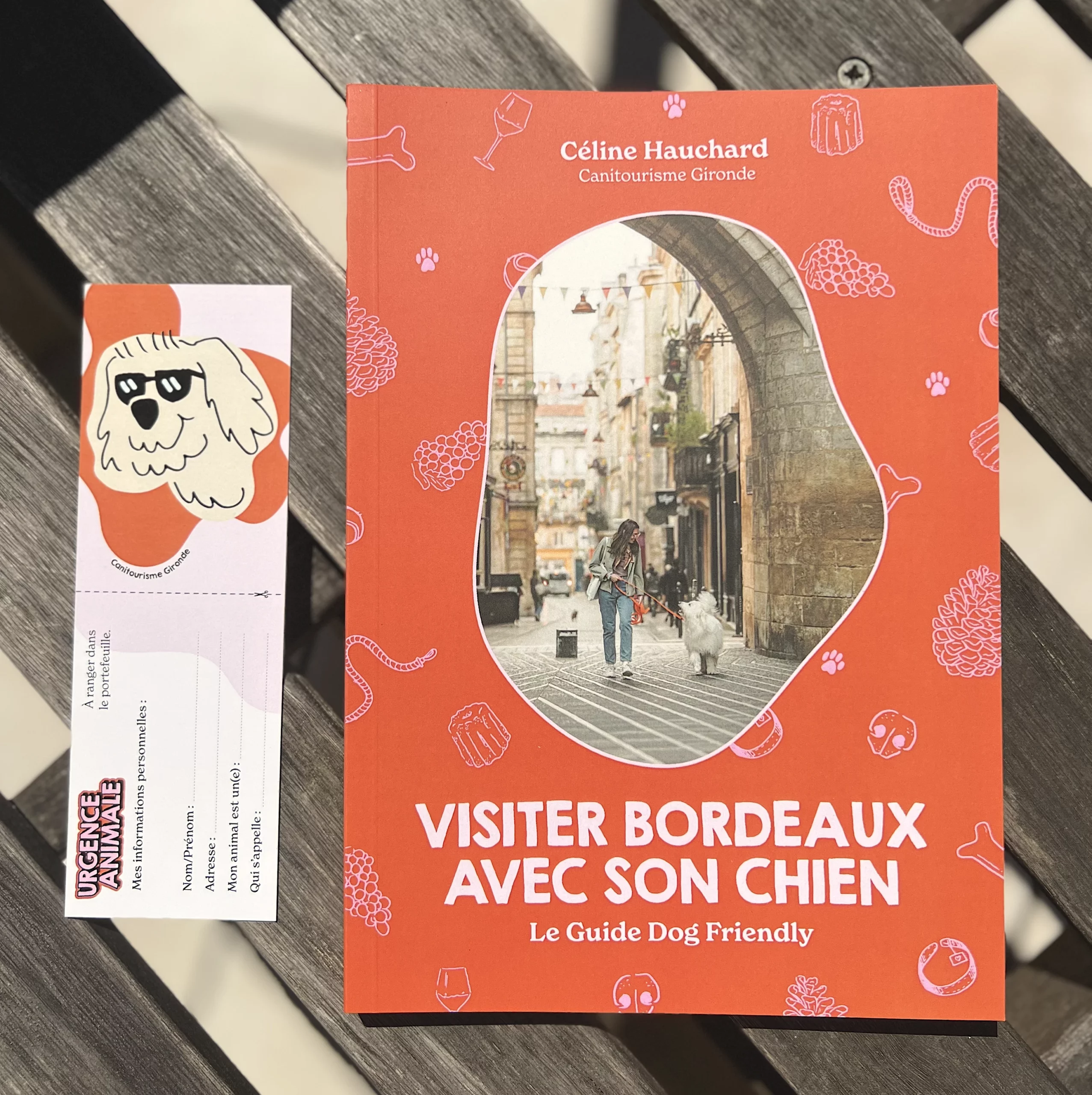 Le livre Visiter Bordeaux avec son chien et son marque-page exclusif